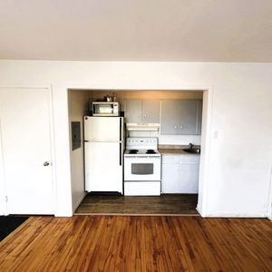 3 1/2: Spacieux, Lumineux, 3e étage - Photo 3