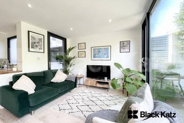 Beautiful garden flat marrying period charm with contemporary living - Photo 1