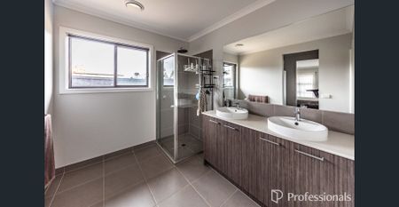 SPACIOUS FAMILY LIVING OPPOSITE PARKLANDS WITH VERSATILE HOME GYM & SOLAR SAVINGS - Photo 3