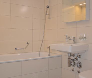 grosszügige 4.5-Zimmer-Wohnung an zentraler Lage mit sonnigem Balkon - Foto 6