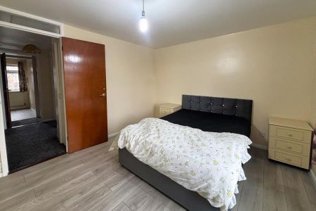 3 bedroom end of terrace house to rent - Photo 3