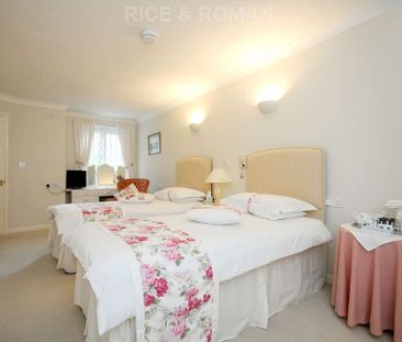 1 Bedroom Apartment, Royston Court – Hinchley Wood - Photo 5