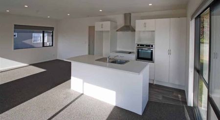 Tidy, Sunny & Easy Care - Photo 4