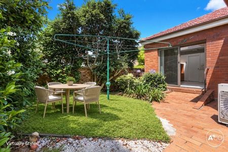 Charming Three Bedroom Home - Photo 5