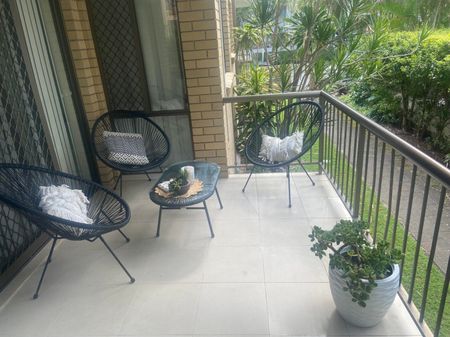 Bedroom with individual study room and bathroom - Photo 2