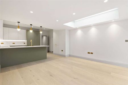 Beautifully renovated, 4 bed house, offering a private patio garden. - Photo 2