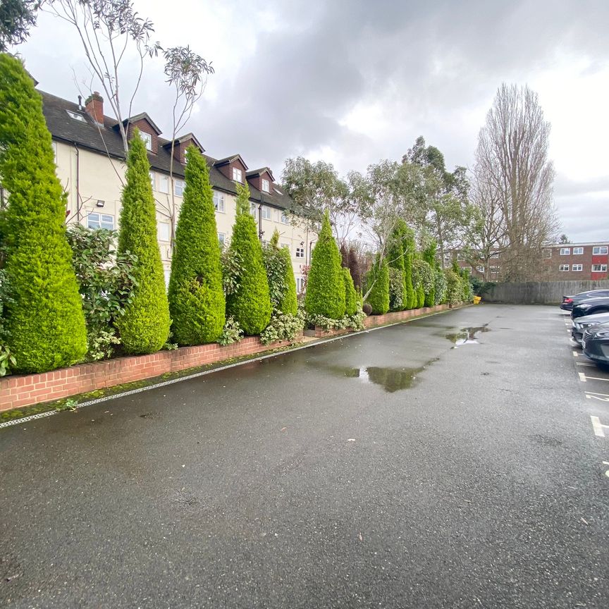 Three Bedroom Flat -TO LET- Pinner- HA5 - Photo 1