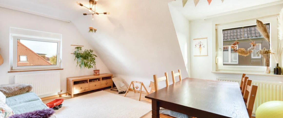 +++ Gemütlich im Dachgeschoss - Linoleumboden - ruhig & zentrumsnah - EBK- & Möbel-Übernahme möglich - inkl. Gartenanteil +++ - Photo 1