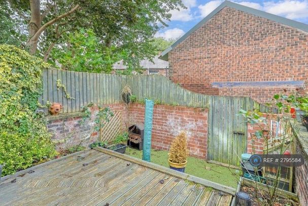 2 bedroom end of terrace house to rent - Photo 1