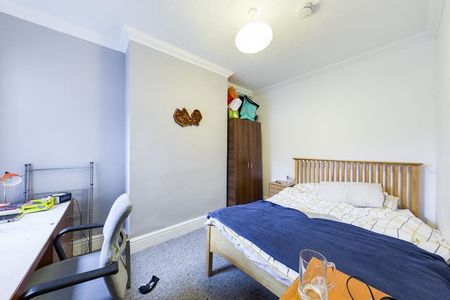 5 bedroom House To Let - Photo 2