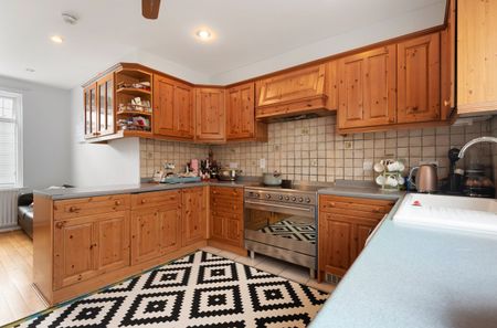 End Of Terrace House to rent - Pendragon Road, Bromley, BR1 - Photo 4