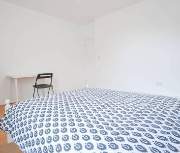 3 bedroom flat to rent - Photo 2