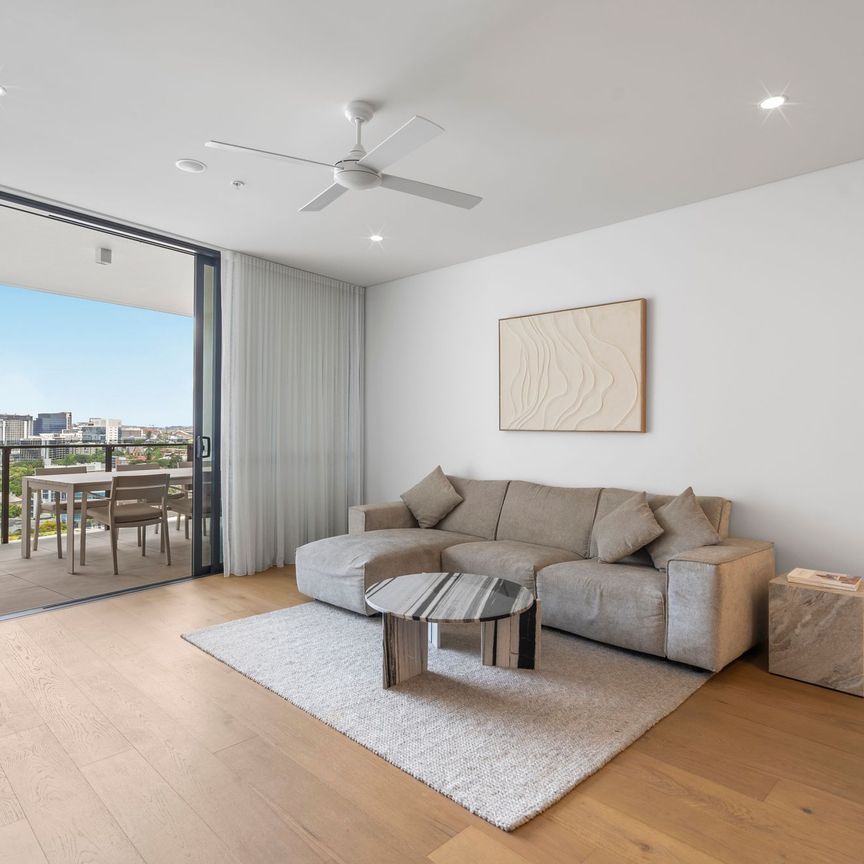 Luxury Furnished Inner-City Apartment with Stunning City Views - Photo 1