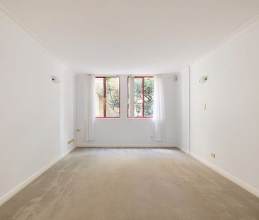 Spacious one-bedroom apartment with secure parking - Photo 2