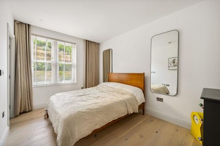 A fantastic three-bedroom apartment located in Wimbledon Hill Park, benefiting from a concierge, cinema room, gym and communal gardens. - Photo 4