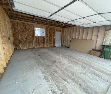 New 2-Storey 3-bed 2.5-Bath Upper Suite in Edgemont - Photo 3