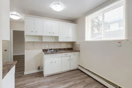 - 2 Bedroom at Rosewood Manor - Photo 2