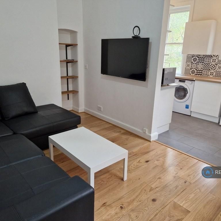 3 bedroom flat to rent - Photo 1