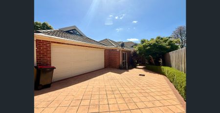 PRIME LOCATION! - Photo 2