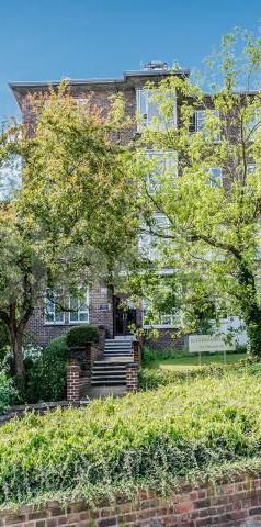 A well looked after bright two bedroom apartment located in a private block - Photo 2