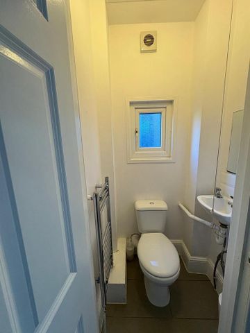 1 bedroom in a house share to rent - Photo 3