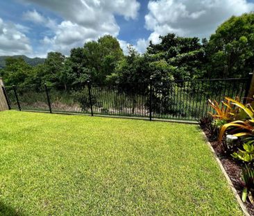 STUNNING FAMILY HOME WITH LAKESIDE LIVING! - Photo 2