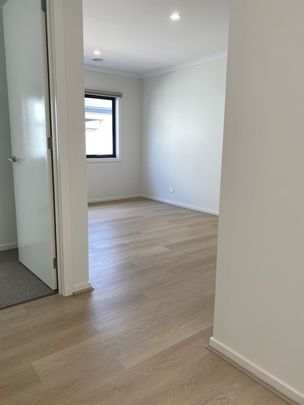 Near new 4 bedroom home - Photo 1