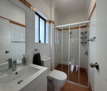 Stunning & Spacious Renovated 3 Bedroom Townhouse with timber flooring - Photo 2