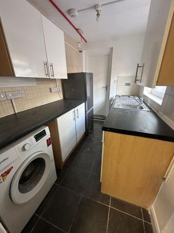 4 bedroom terraced house to rent - Photo 3