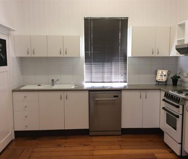 Charming Queenslander in Beautiful Yeerongpilly - Photo 3