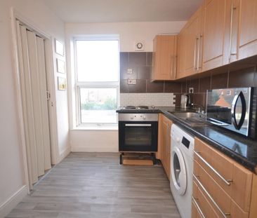 2 bedroom Flat To Let - Photo 3