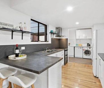 Three bedroom two bathroom family home with ocean views and easy wa... - Photo 4