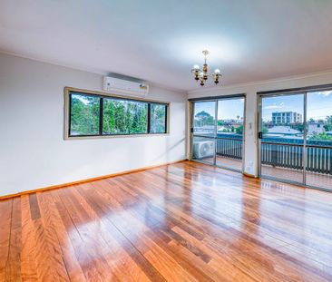 A Peak of The Water - Photo 5