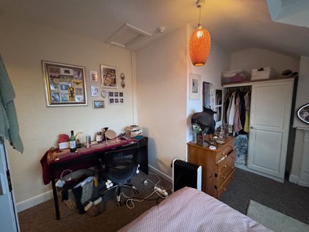 2 Bed Flat, Chesterfield Road, BS6 - Photo 2