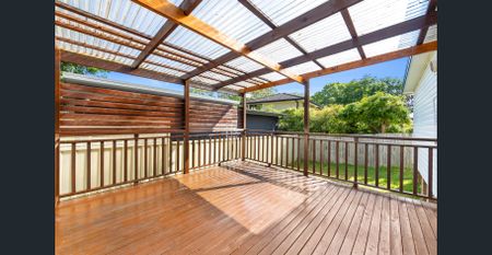 Convenient Location & Beautifully Presented - Photo 4