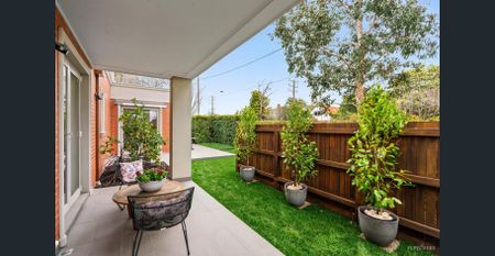 Luxury Ground-Floor Apartment with Private Garden in Prime Surrey Hills Location - Photo 4