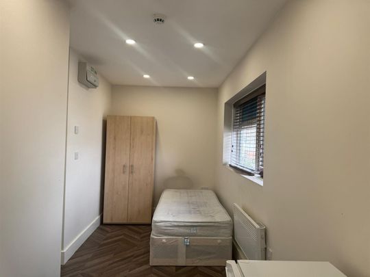 De Salis Road, Uxbridge UB10, London - Photo 1