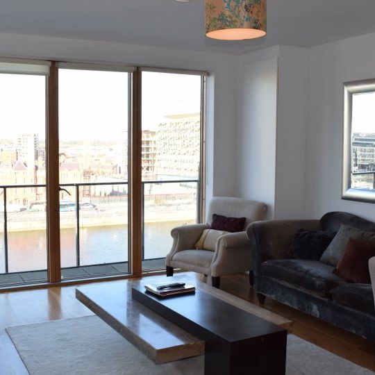 Stylish 2-bedroom apartment for rent in Silicon Docks - Photo 1