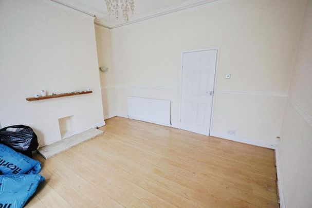 4 bedroom end of terrace house to rent - Photo 1