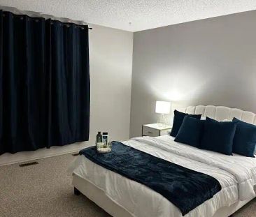 Cozy Bedroom near UofA Female only — 2 Bedrooms Room For Rent - Photo 1