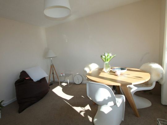 Flat to rent on - Photo 1