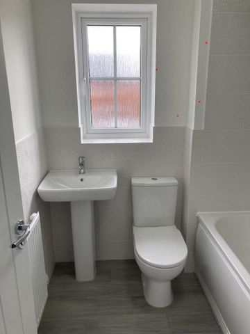 3 bedroom end of terrace house to rent - Photo 3