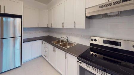170 Dudley Ave — Large 1 Deluxe Bedroom Apartment - Photo 2
