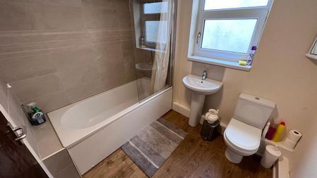 4 bedroom terraced house to rent - Photo 5
