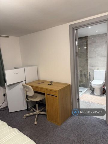 1 bedroom in a house share to rent - Photo 3