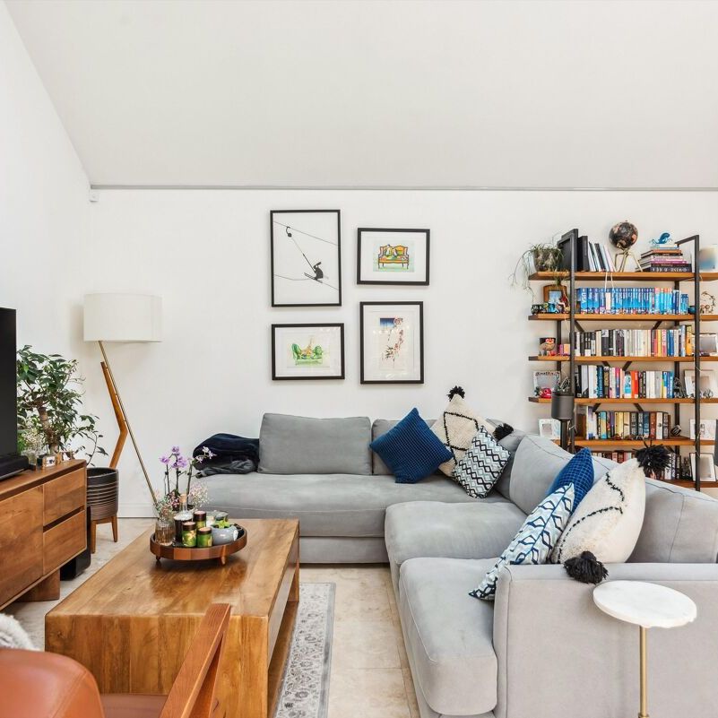 SHORT LET: A contemporary three bedroom detached house, with off street parking, electric gates and views over Wimbledon Common. - Photo 1