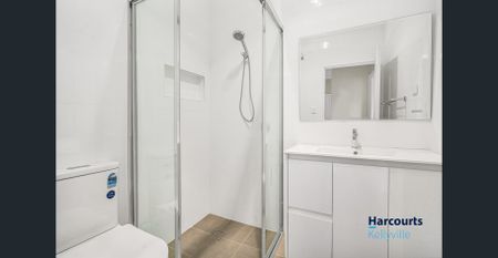 FAMILY HOME - PERFECTLY LOCATED THREE BEDROOM HOME WITH SUNROOM- - Photo 2