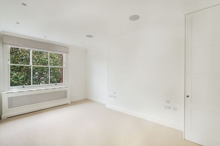 A modern, impeccably designed penthouse apartment in Kensington - Photo 4