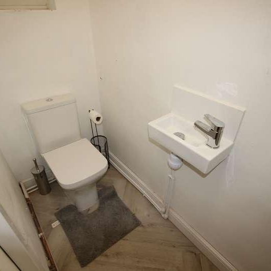 Calais Road (room), Staffordshire, Burton Upon Trent, DE13 - Photo 1