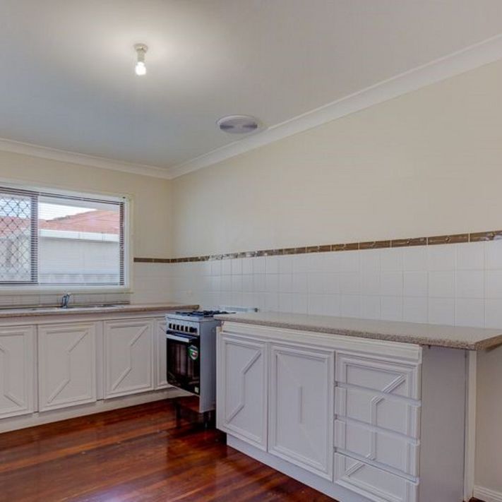 Charming 3x1 House in Ideal Location! - Photo 1